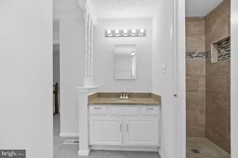 Bath - 3650 Wharf Ln, Triangle, VA 22172 photo 3 of 8