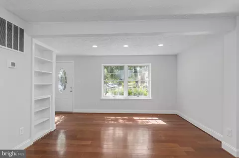 Living - 3650 Wharf Ln, Triangle, VA 22172 photo 1 of 4