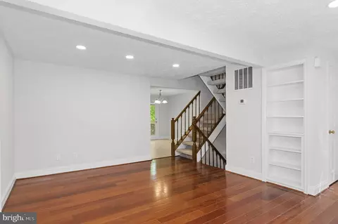 Living - 3650 Wharf Ln, Triangle, VA 22172 photo 2 of 4