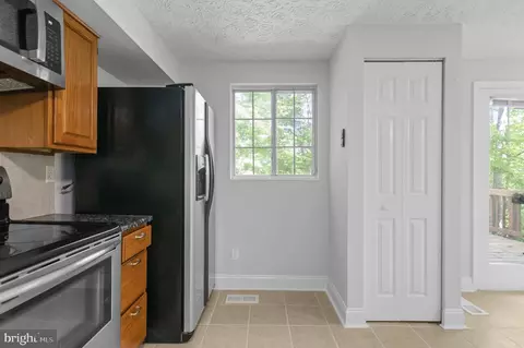 Kitchen - 3650 Wharf Ln, Triangle, VA 22172 photo 5 of 5
