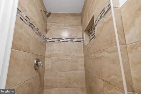 Bath - 3650 Wharf Ln, Triangle, VA 22172 photo 5 of 8