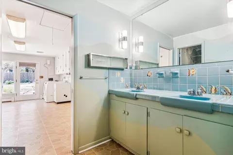 Bath - 8405 Sunset Dr, Manassas, VA 20110 photo 2 of 3