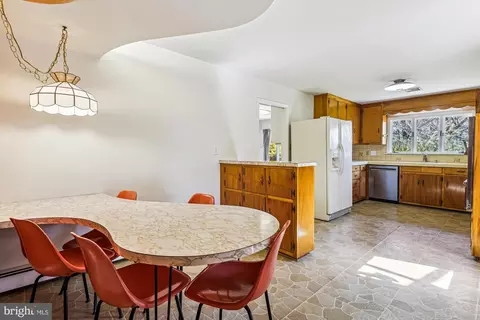 Dining - 8405 Sunset Dr, Manassas, VA 20110 photo 2 of 3
