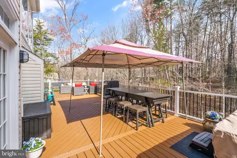 Exterior - 8102 Ebert Dr, Manassas, VA 20112 photo 6 of 20
