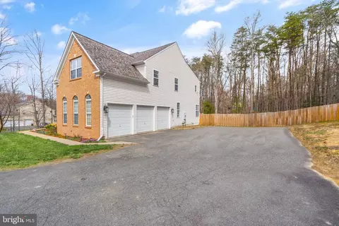 Exterior - 8102 Ebert Dr, Manassas, VA 20112 photo 18 of 20