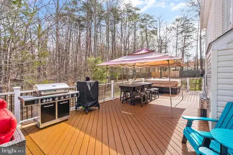 Exterior - 8102 Ebert Dr, Manassas, VA 20112 photo 8 of 20