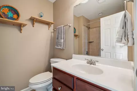 Bath - 18463 Kerill Rd, Triangle, VA 22172 photo 4 of 6