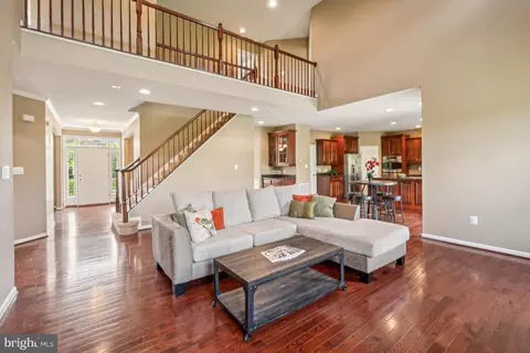 Living - 18463 Kerill Rd, Triangle, VA 22172 photo 2 of 4