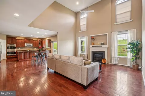 Living - 18463 Kerill Rd, Triangle, VA 22172 photo 3 of 4