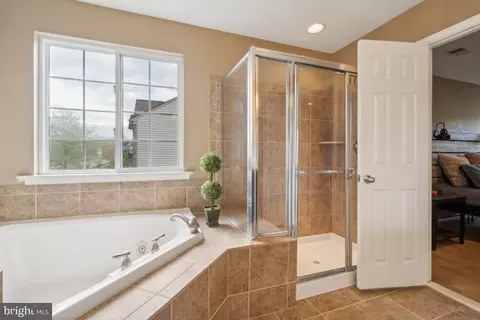 Bath - 18463 Kerill Rd, Triangle, VA 22172 photo 3 of 6