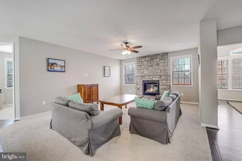 Living - 3825 Grafton Ct, Triangle, VA 22172 photo 3 of 6