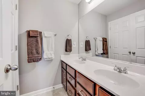 Bath - 3825 Grafton Ct, Triangle, VA 22172 photo 2 of 9