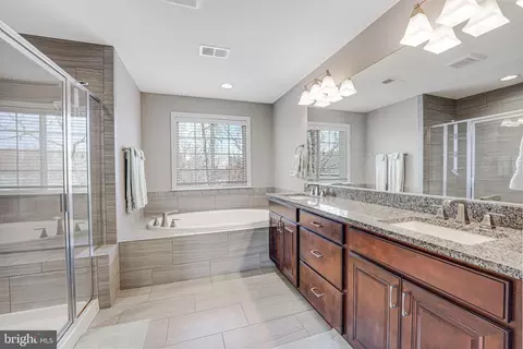 Bath - 3825 Grafton Ct, Triangle, VA 22172 photo 4 of 9