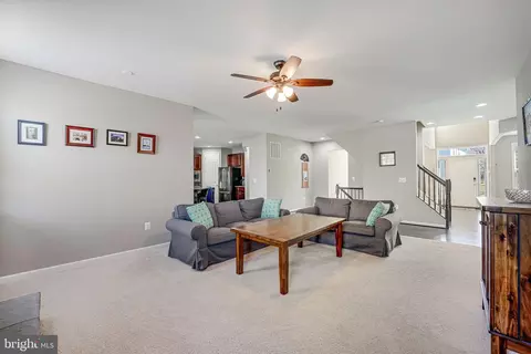 Living - 3825 Grafton Ct, Triangle, VA 22172 photo 2 of 6