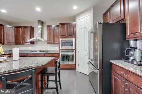 Kitchen - 3825 Grafton Ct, Triangle, VA 22172 photo 6 of 9