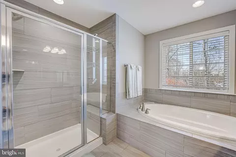 Bath - 3825 Grafton Ct, Triangle, VA 22172 photo 5 of 9