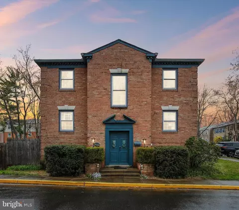 1412 Admiral Dr, Woodbridge, VA 22192