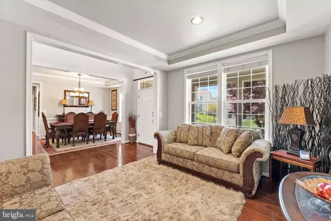 Living - 3254 Kira Ct, Triangle, VA 22172 photo 2 of 10