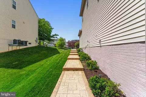 Exterior - 3254 Kira Ct, Triangle, VA 22172 photo 23 of 27