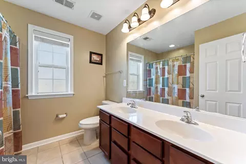 Bath - 3254 Kira Ct, Triangle, VA 22172 photo 6 of 7