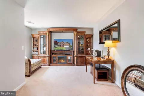 Living - 3254 Kira Ct, Triangle, VA 22172 photo 6 of 10