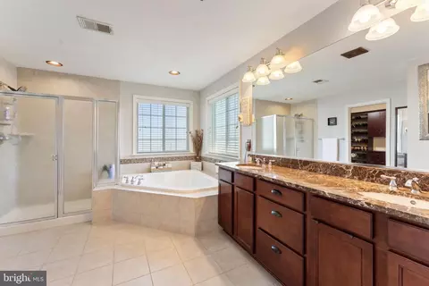 Bath - 3254 Kira Ct, Triangle, VA 22172 photo 4 of 7