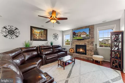 Living - 3254 Kira Ct, Triangle, VA 22172 photo 4 of 10