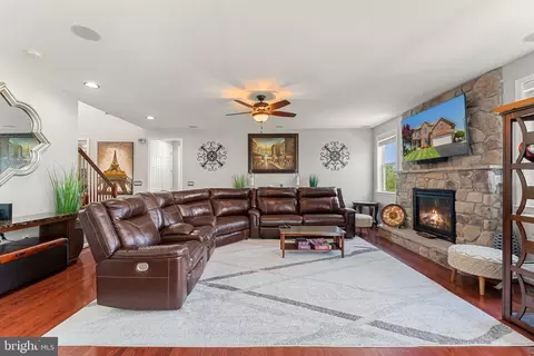 Living - 3254 Kira Ct, Triangle, VA 22172 photo 5 of 10