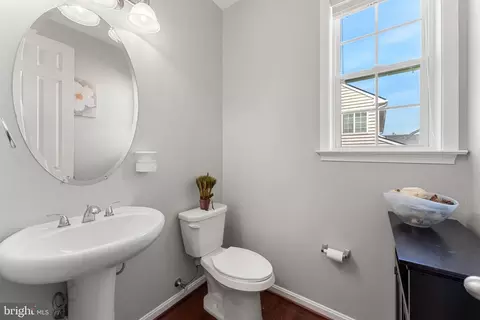 Bath - 3254 Kira Ct, Triangle, VA 22172 photo 1 of 7