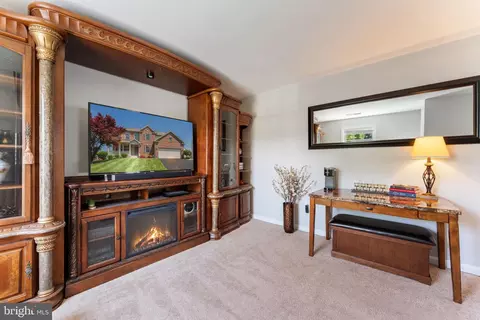 Living - 3254 Kira Ct, Triangle, VA 22172 photo 7 of 10