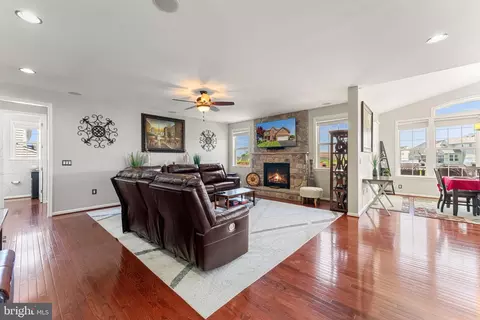 Living - 3254 Kira Ct, Triangle, VA 22172 photo 3 of 10