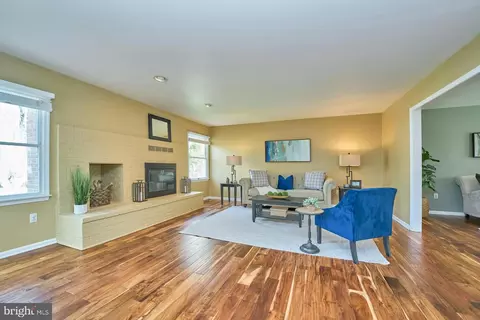 Living - 8654 Ruffin Ct, Manassas, VA 20109 photo 4 of 7