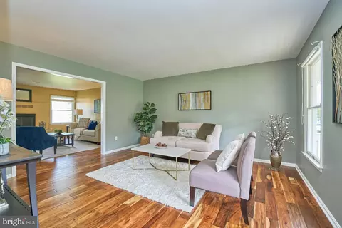 Living - 8654 Ruffin Ct, Manassas, VA 20109 photo 2 of 7