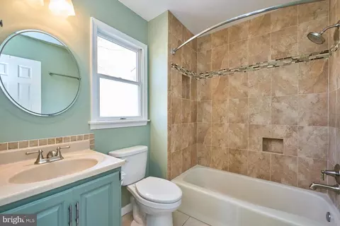 Bath - 8654 Ruffin Ct, Manassas, VA 20109 photo 3 of 5