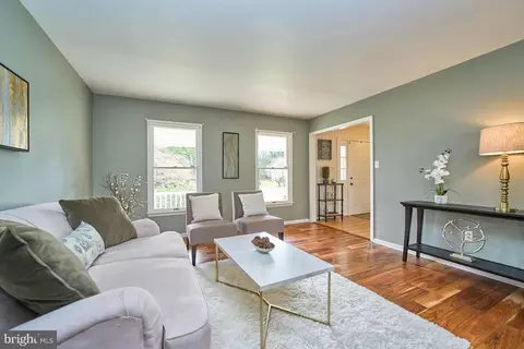 Living - 8654 Ruffin Ct, Manassas, VA 20109 photo 3 of 7