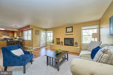 Living - 8654 Ruffin Ct, Manassas, VA 20109 photo 5 of 7