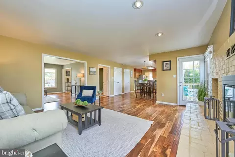 Living - 8654 Ruffin Ct, Manassas, VA 20109 photo 6 of 7