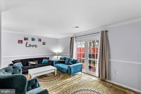 Living - 8186 Community Dr, Manassas, VA 20109 photo 2 of 3