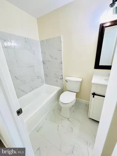 Bath - 7660 Michelle Ct, Manassas, VA 20109 photo 2 of 6