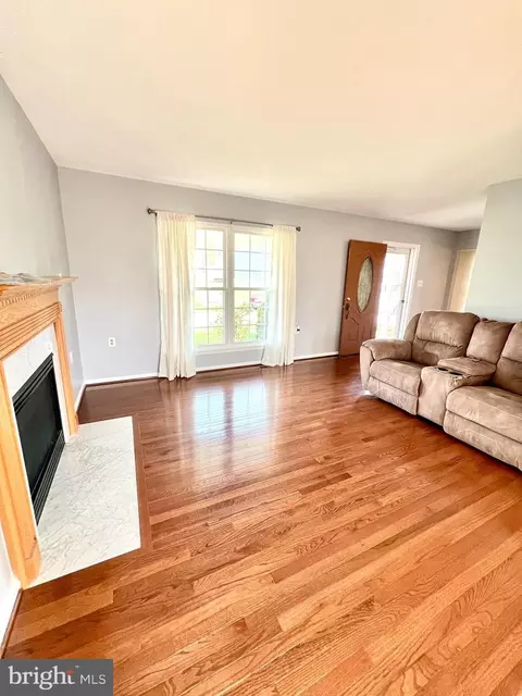Living - 7660 Michelle Ct, Manassas, VA 20109 photo 2 of 4