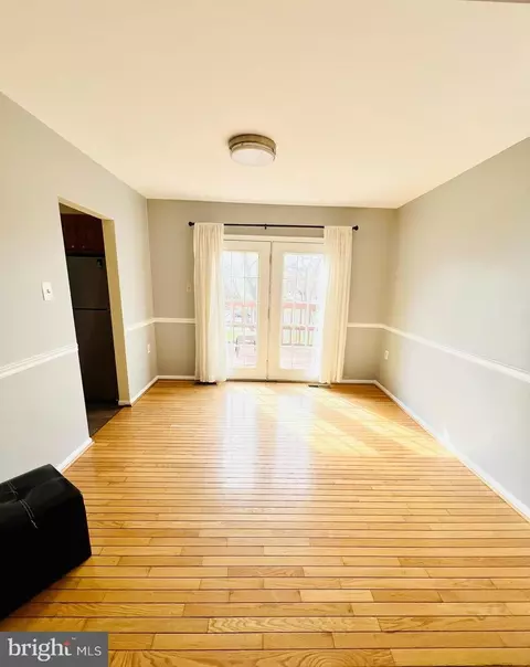 Living - 7660 Michelle Ct, Manassas, VA 20109 photo 3 of 4