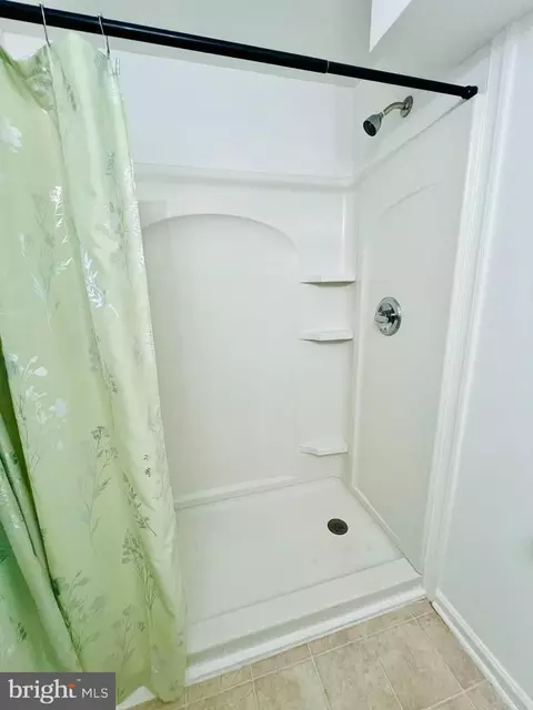 Bath - 7660 Michelle Ct, Manassas, VA 20109 photo 6 of 6