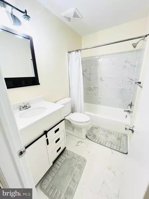 Bath - 7660 Michelle Ct, Manassas, VA 20109 photo 4 of 6