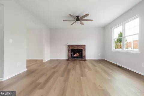 Living - 8940 Dennis Ct, Bristow, VA 20136 photo 3 of 5