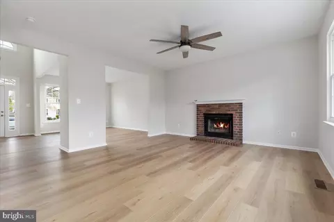 Living - 8940 Dennis Ct, Bristow, VA 20136 photo 4 of 5