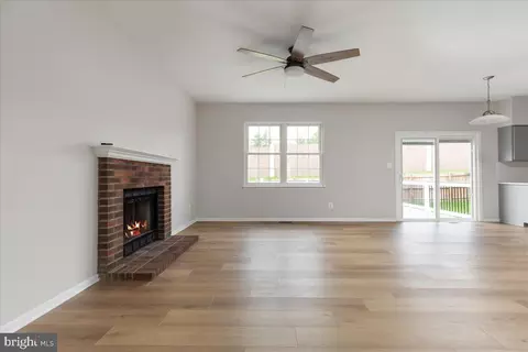 Living - 8940 Dennis Ct, Bristow, VA 20136 photo 2 of 5