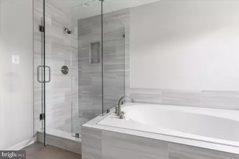 Bath - 8940 Dennis Ct, Bristow, VA 20136 photo 3 of 4