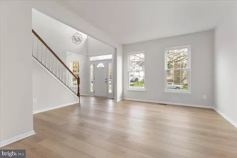 Living - 8940 Dennis Ct, Bristow, VA 20136 photo 1 of 5