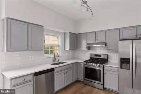 Kitchen - 8940 Dennis Ct, Bristow, VA 20136 photo 4 of 4