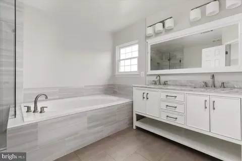 Bath - 8940 Dennis Ct, Bristow, VA 20136 photo 4 of 4